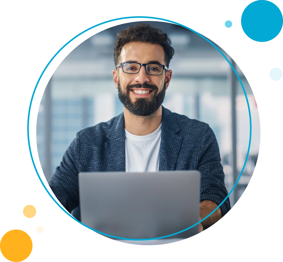 Hombre sonriendo mirando su laptop