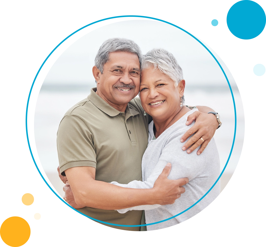 Pareja adulta mayor abrazados