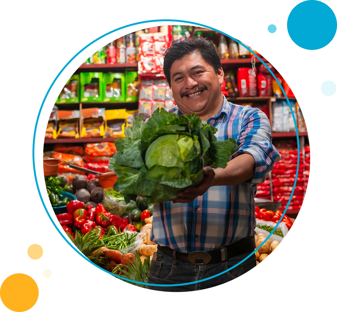 Hombre en tienda sonriente