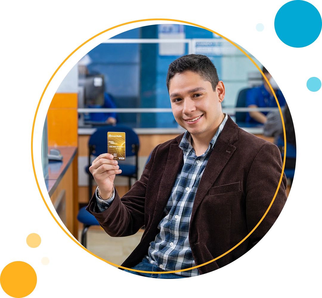 Hombre sonriente mostrando tarjeta oro Caja Piura