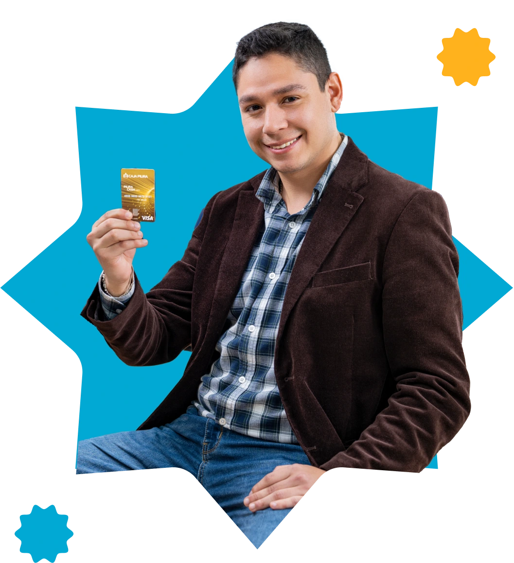 Hombre sonriente mostrando tarjeta oro Caja Piura