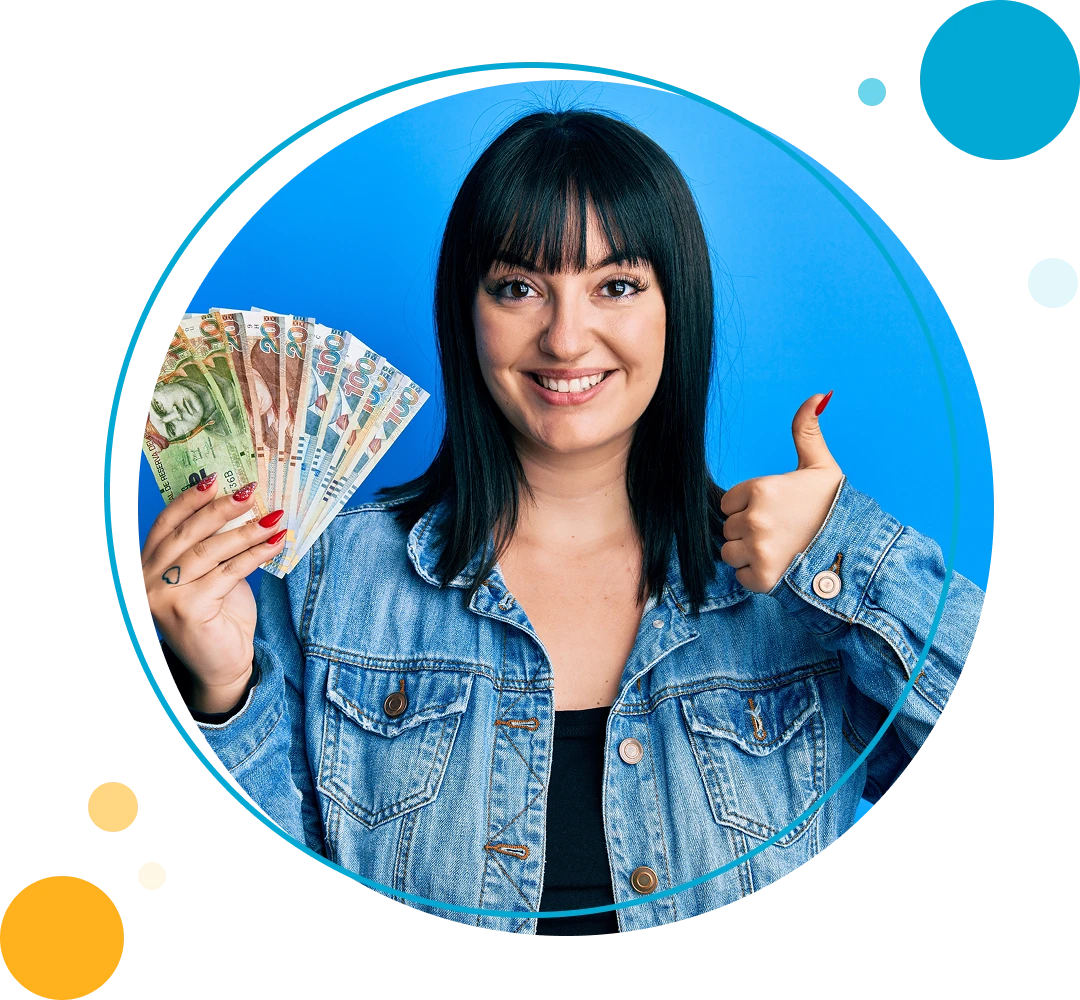 Mujer sonriente mostrando billetes y pulgar arriba