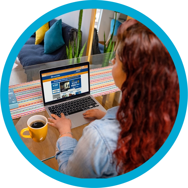 Mujer pelirroja en laptop