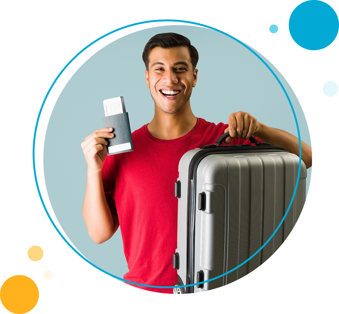 Hombre sonriente con pasaporte y maleta