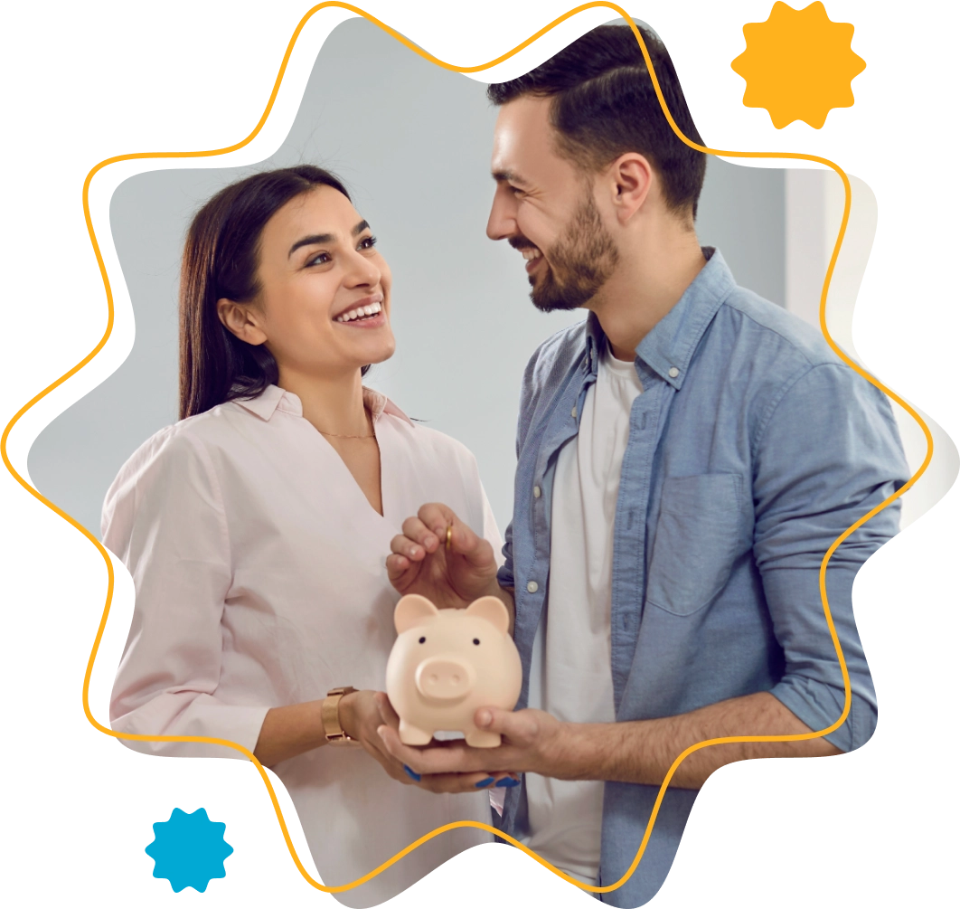 Pareja sonriente sosteniendo una alcancía