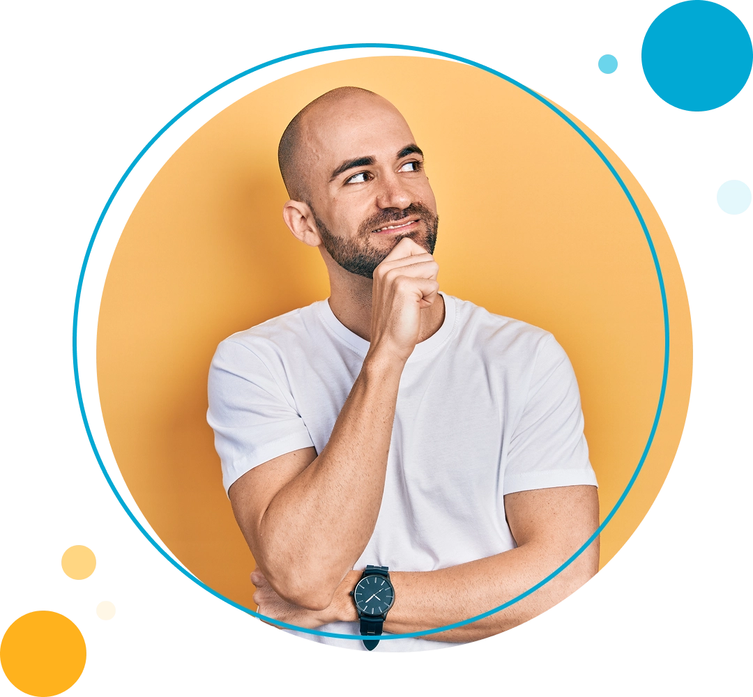 Hombre calvo pensativo con la mano en la barbilla