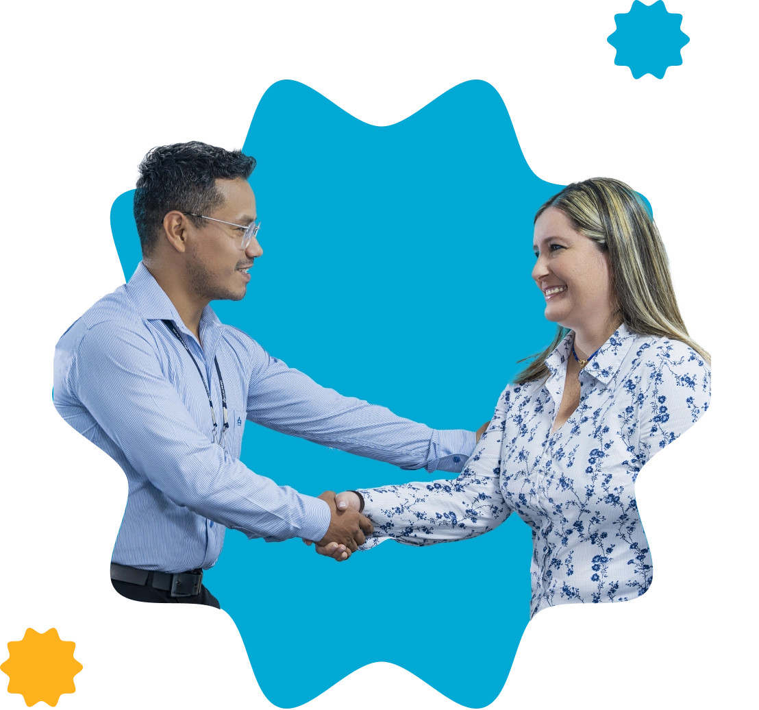 Mujer dando la mano a trabajador de Caja Piura