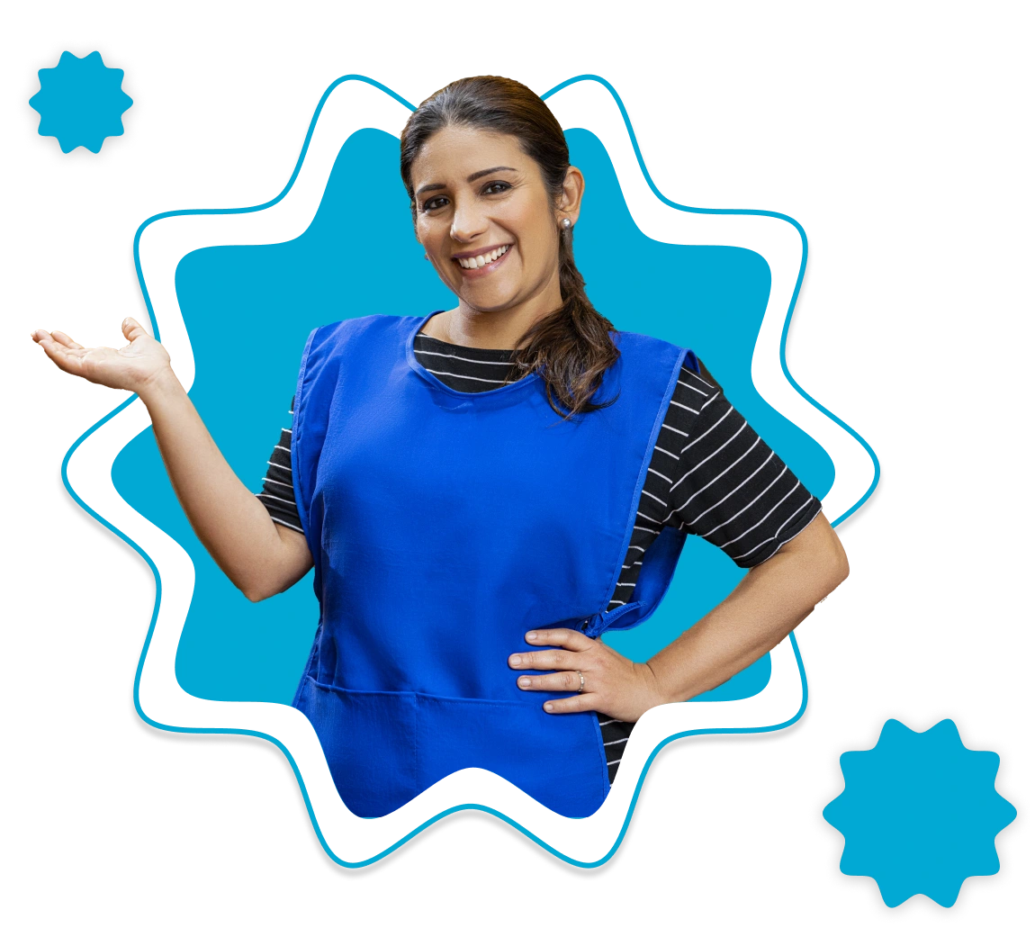 Mujer sonriente con un mantel azul