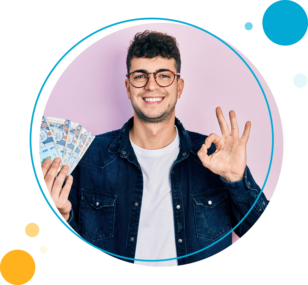 Hombre sonriente con dinero en mano