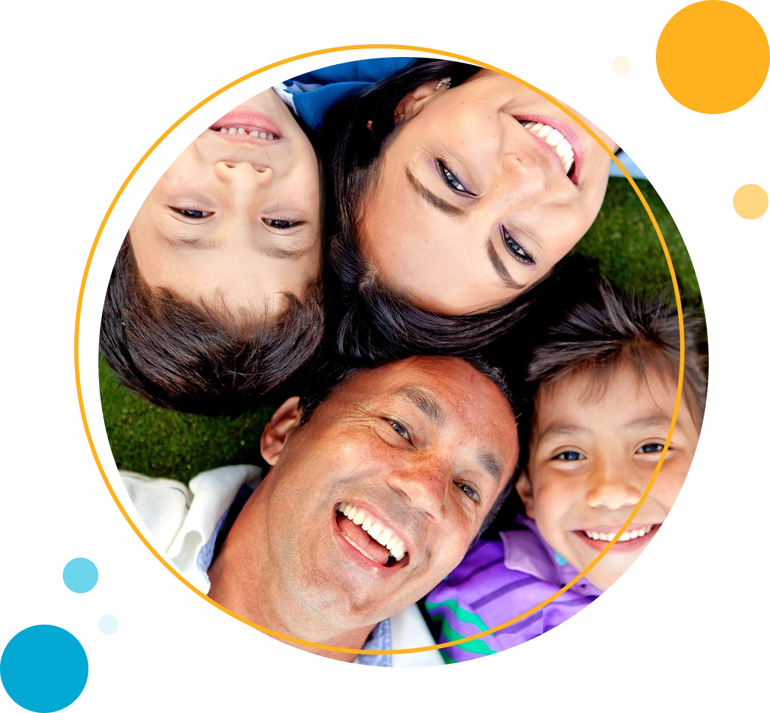 Familia sonriente acostada en círculo sobre césped