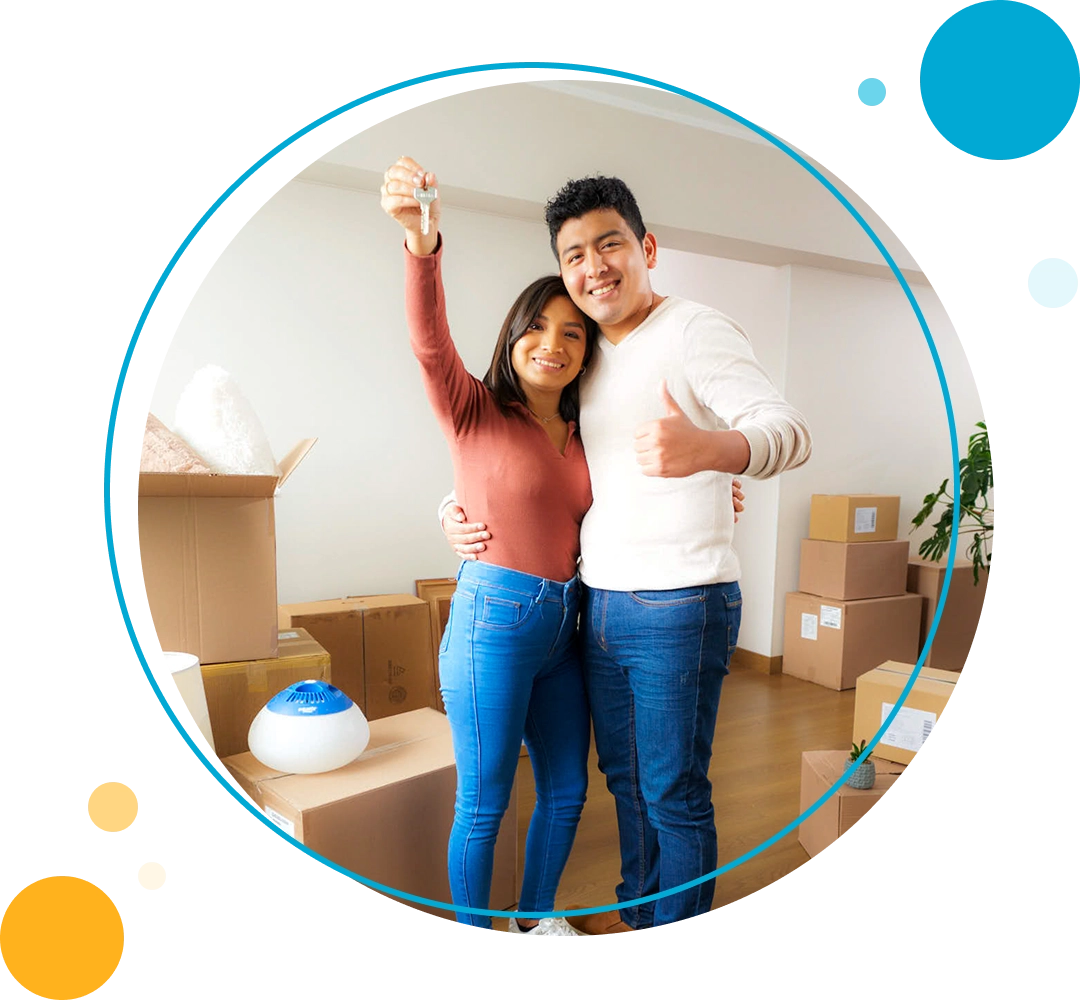 Pareja feliz sonriendo en su casa