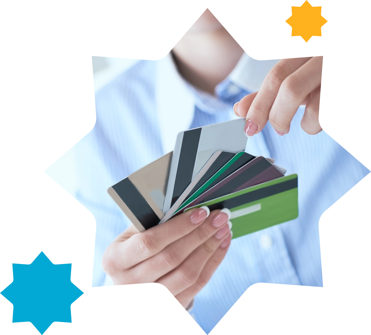 Hombre sosteniendo varias tarjetas