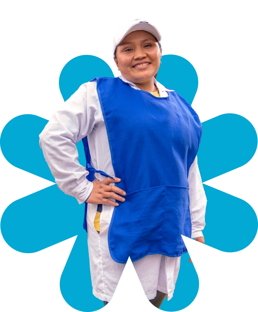 Mujer con mandil azul sonriendo