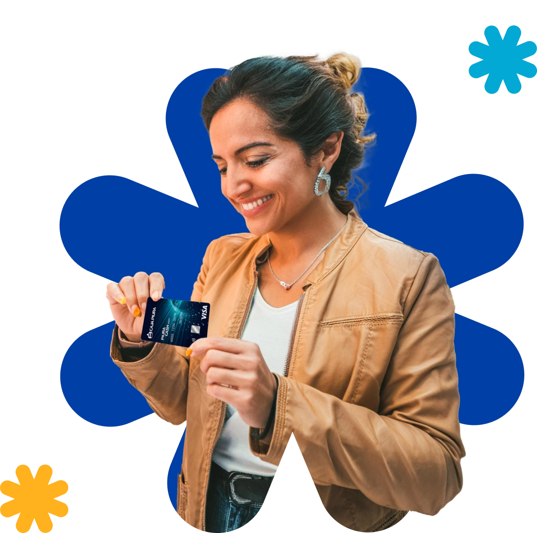 Mujer sonriendo con una tarjeta Caja Piura